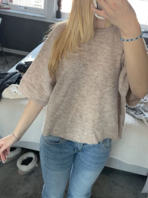 Beige kortärmad stickad tröja - Stickad kortärmad tröja från lager157 i storlek S, använt typ 4 gånger säljer då den inte används längre