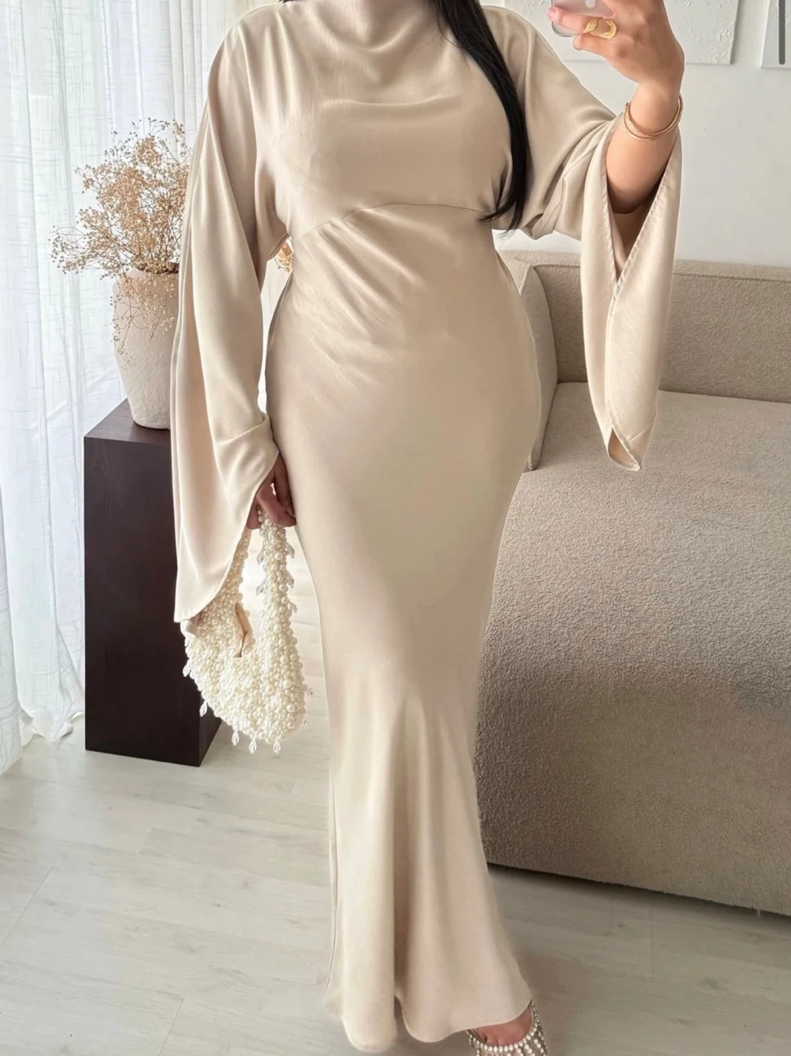 Beige långklänning med vida ärmar