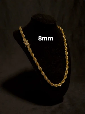 Cordell Halsaband 14K Guldplätering Diamantlås 8mm - Exklusiv cordell länk i 14K guldplätering! Utrustad med ett exklusivt diamant kistlås och stämpel 14K för en exklusiv känsla och look! Låset har hand-set VVS-D CZ stenar på! Storlek 8mm bredd och 60cm längd. Vikt ca 90g+