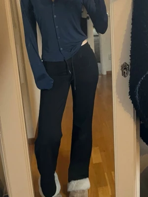 Mörkblå skjorta från BikBok - Säljer en mörkblå skjorta från BikBok i storlek S. Skjortan har klassisk krage, långa ärmar och knappar framtill. Materialet är mjukt och sliky-lik, går att klä upp och ner.