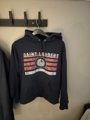Marinblå  Saint Laurent hoodie med tryck - Pris diskuterbart , skickar fort , frågor bara höra av sig!