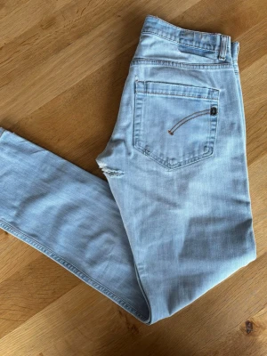 Dondup jeans - Slim/skinny fit! | storlek 33 | har defekt i skrevet, men det går absolut att laga! | hör av dig vid funderingar! | fraktar inom kort    J19