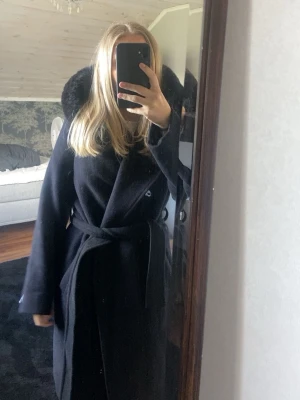 Svart halvlång kappa med skärp - Säljer en svart halvlång kappa i storlek S,  använd max 5, bra material, bara att skriva vid frågor! 🙂