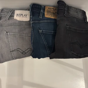 Replay jeans i tre färger - Tja, nu säljer jag 3 styckna replay jeans med skicket 7/10. Storleken på jeansen är 27 midja och 30 längd. Priset för alla tre är 1000kr men såklart Diskuterbart! Köp i styck funkar också! Bara att höra av er vid frågor och funderingar!