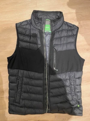 Hugo Boss Väst Duck Down 80/20 - Säljer en helt ny Hugo Boss väst i Storlek i M. Mycket fin väst utan kvitto. 