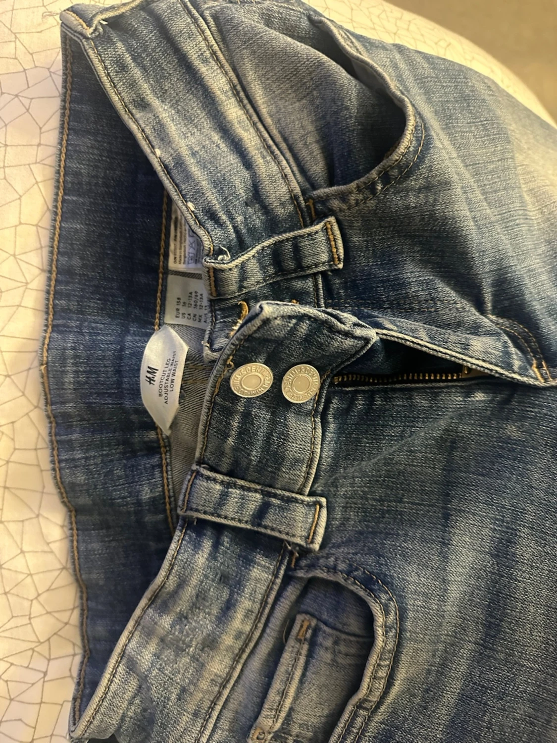 Blåa bootcut jeans med fickdetaljer - 2