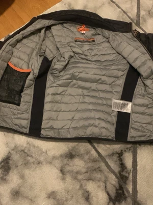 Parajumper jacka  - En  parajumper jacka i storlek M   säljs inte längre inga hål i jackan o väll behandlad 