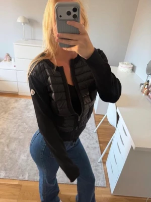 Moncler cardigan dam - Hejsan. En Moncler cardigan till salu. Jag har andvänt den väldigt sparsamt och lite. Jag säljer den pågrund av att den inte andvänds så mycket. Den är äkta och köpt på Moncler hemsida digitala kvittot finns kvar. Den är väldigt fin och passar de flesta 160/170cm. Den har inga defekter eller spår av andvändning. Hör av dig vid frågor! 💞