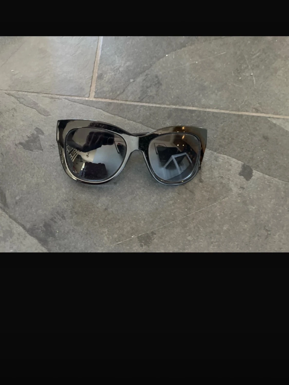 Svarta smarta glasögon med breda bågar