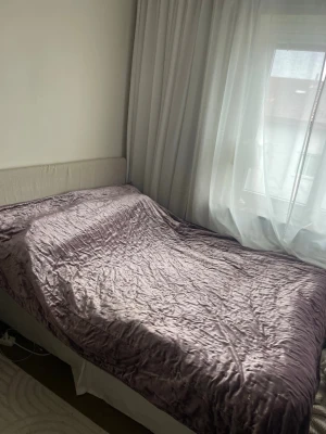 Lila sängöverkast  - Säljer ett mjukt och glansigt lila sängöverkast i sammet. Den har en elegant yta och ger ett lyxigt intryck till sovrummet. Perfekt för dig som vill ha en mysig och stilren detalj i rummet.