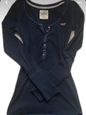 SÖKER!! - Är det någon som vill sälja en henley hollister tröja för rimligt pris?