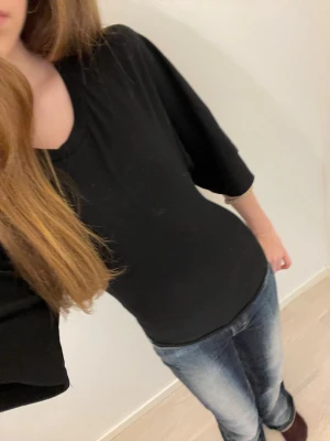 Svart topp med trekvartsärm - Säljer denna skit snygga knyttjöjan från lager 157 i jätte bra skick🤍🤍 om du har frågor är det bara att skriva 🌺