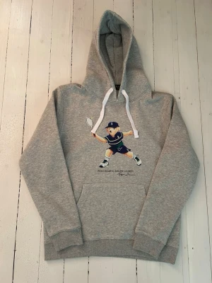 Polo bear hoodie herr, storlek M - Hej! Säljer denna riktigt schyssta polo bear hoodie från Ralph Lauren. Den är i storlek L men sitter en storlek litet och passar därför som en M. Den är endast använd någon enstaka gång och är därmed i ett nyskick. Original lappar och påse finns kvar och medföljer naturligtvis vid köp. Jag fraktar alltid snabbt! Mvh