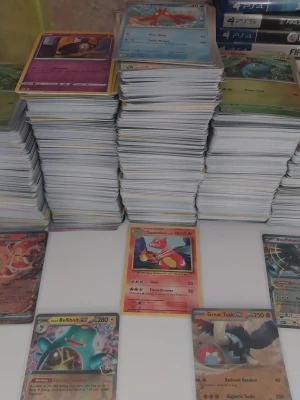 Stor samling Pokémonkort - Säljer en stor samling Pokémonkort med flera olika generationer och motiv. Bland korten finns både vanliga och holografiska, inklusive Charmeleon, Bellibolt EX och Great Tusk EX. Perfekt för dig som vill bygga ut din samling eller spela Pokémon TCG.