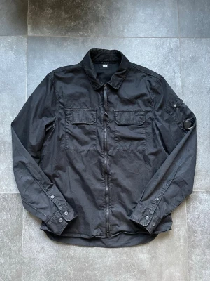 C.P. Company overshirt  - Tjena, säljer nu denna riktigt snygga och populära C.P. Company overshirten i bra skick, modellen på bilden är 180 cm och väger 64 kg, hör av er vid frågor och funderingar🙌🤝 