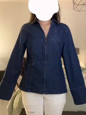 Mörkblå jeansjacka från JDY - Säljer en stilren mörkblå jeansjacka från JDY i storlek S. Jackan har dragkedja framtill, klassisk krage och raka ärmar. Jackan har en liten repa framtill, men det är inget som syns jättemycket eller stör. Passformen är normal 💗