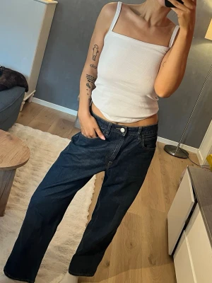 Mörkblåa raka jeans - Säljer ett par mörkblåa jeans i modellen baggy. Från H&M barn storlek 158 men passar mig som brukar ha storlek s. Är 164 till referens. 