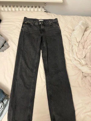 Svarta jeans från Gina Tricot  - Säljer ett par svarta utsvängda (straight leg) modell  jeans 