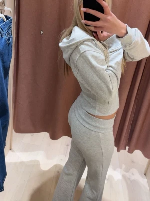 Gråa mjukisbyxor med dragsko - Säljer ett par fina nya gråa mjukis från Gina tricot, använda ca 3 gng och säljer då ja köpt ett par andra! ❤️