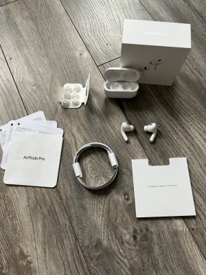 AirPods Pro 2 generationen  - Säljer ett par fina AirPods Pro 2 generationen i perfekt skick. Lightning kabel och extra öronproppar medföljer. Vid frågor tveka inte för att höra av er 