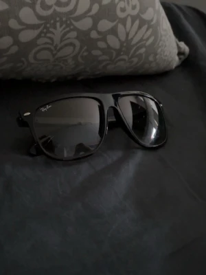 Rayban boyfriends  - Fina svarta solglasögon från Rayban i bra men använt skick. Endast glasögonen därav väldigt bra pris. Tveka inte att skriva, fraktar samma dag.