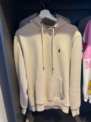 Beige hoodie från Polo Ralph Lauren -  beige hoodie från Polo Ralph Lauren. Skicket är nytt och inte använd
