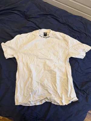 Vit t-shirt med Los Angeles-tryck - Vit t-shirt från Sixth June med stort svart Los Angeles-tryck på ryggen och mindre tryck i nacken. Klassisk passform med rund hals och korta ärmar. Perfekt för en avslappnad streetwear-look.