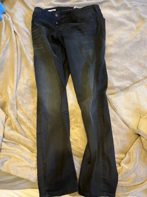 Mörkblå bootcut jeans från Jack & Jones  - Säljer dem här jeansen helt oanvända köpt för ett tag sedan och bara legat i garderoben. köpte dessa för ungefär 700 så priset här sätter jag på 400 