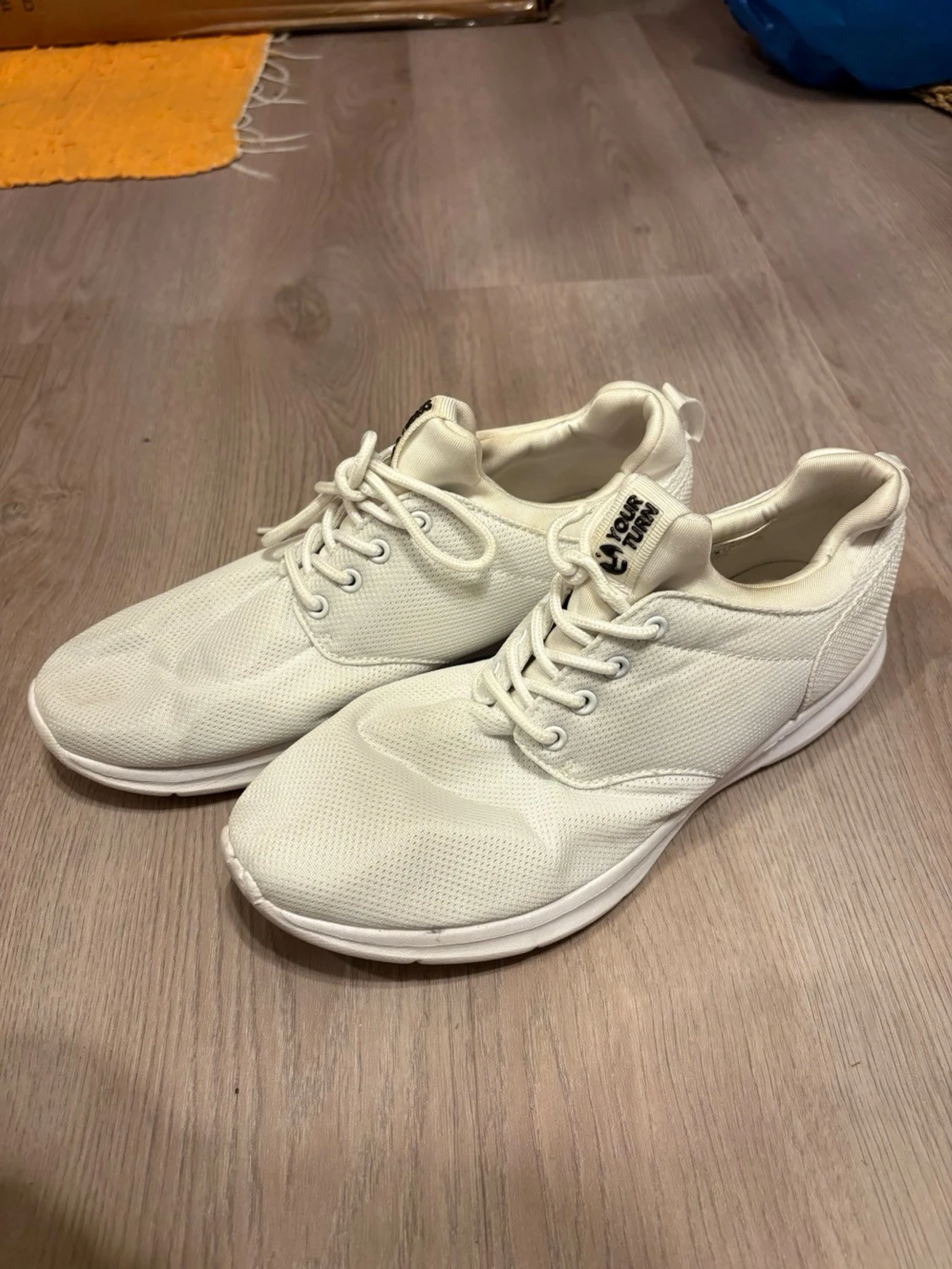 Vita sneakers från Your Turn - 1