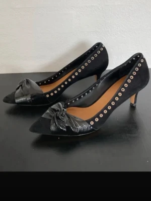 Isabel marant pumps - Jätte snygga pumps från isabel marant.  Säljer så dem tyvärr är för små för mig. Dustbag kommer med. Kontakta mig om du har några frågor eller vill diskutera pris