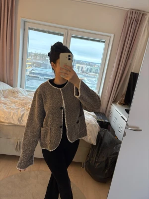 teddy cardiganjacka med fickor - I fint skick, knappt använd. Brun/grå färg