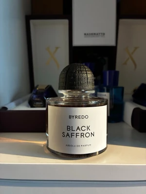 Byredo Black Saffron Absolu  - Säljer sample på nya Byredo black saffron absolu. Finns 2/3/5/10 ml. 69kr/89kr/149kr/249kr. 
