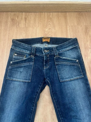 Low waist straight jeans - Super fina low waist straight jeans köpta second hand. Super bra kvalité! Står att det är en stl 40 men skulle säga mer en 36/38. 