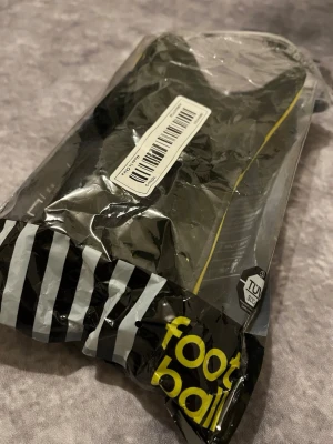 Svarta fotbollsstrumpor XL - Gula benskydd