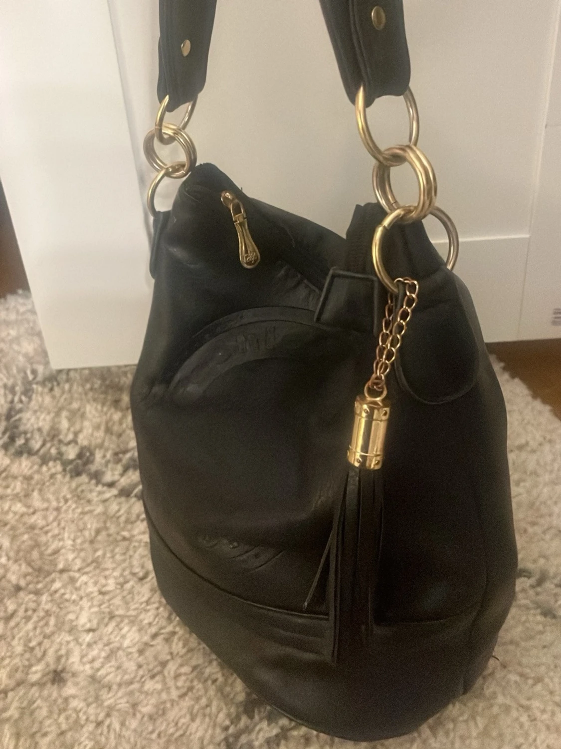 Svart bucket bag med gulddetaljer - 2