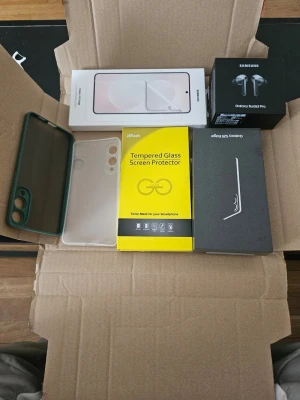 Samsung S25 Edge + Buds3 Pro + tillbehör  - Samsung Galaxy S25 Edge mobiltelefon med 256 GB intern lagring. 12gb ram. Använd sedan december i väntan på min iPhone. Absolut nyskick. Inte en skroma finns. Haft skydd på sedan dagen 1. Medföljer 3 skal samt skärmskydd och invisible skydd. Samsung Galaxy buds3 Pro medföljer även.  Kvitto. Kartonger och garanti på allt. Hämtas I falun eller skickas.