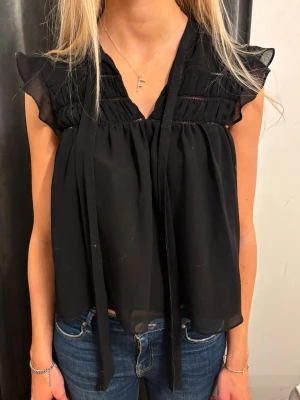 Festtopp  - Sååå najs svart topp med snörning och volanger. Storlek xs från Zara. Perfekt festtopp. 