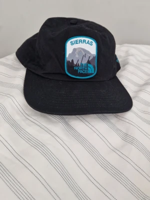 The North face keps - Snygg the north face keps. Lite lösare i tyget så inte riktigt baseballmodell. Knappt använd.