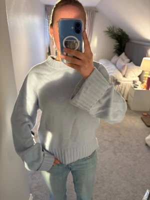 Ljusblå stickad tröja med vida ärmar - Säljer en ljusblå stickad tröja med breda, vida ärmar. Knappt använd och såå snygg för i sommar💞💞