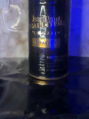 Jean Paul Gaultier Le Male Le Parfum - Jean Paul Gaultier Le Male Le Parfum i en snygg svart och guldig metallburk. Parfymen är en eau de parfum intense och flaskan rymmer 125 ml. 110% äkta och oöppnad  köpt från Sephora (kvitto finns) 💯