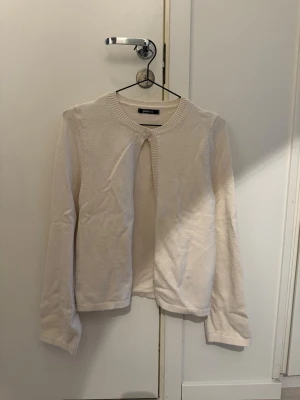 Tröja / Kofta - Superfin tröja som säljs för den kommer inte till användning . Använd 3 gånger, lite skrynklig bara då den legat vikt i garderoben. Storlek S i mycket bra skick. Cremevit