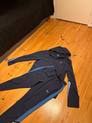 Under armour tracksuit  -  Fin tracksuit från under armour nästintill aldrig använd storlek m och s byxorna är s men oassar mycket väl som m 