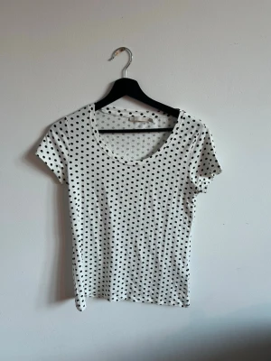 Prickig T-shirt  - T-shirt med polka dots 🌸 jätteskönt material, strl S men passar M också. Aldrig använd! 
