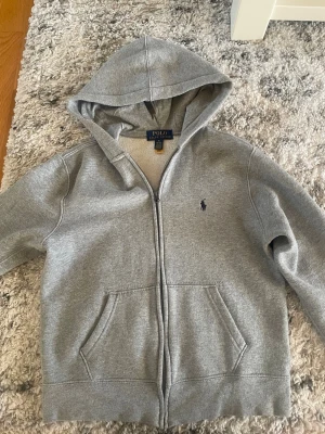 Grå hoodie från Polo Ralph Lauren - Snygg grå hoodie ifrån polo ralph lauren i storlek M 10-12. 