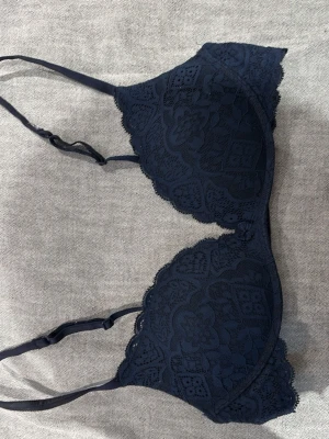 Intimissimi BH - Jag säljer denna superfina bh-n från Intimissimi för att den är för liten. Den har används men är fortfarande i mycket bra skick. Den är i modellen gioa köptes 2024. Är i storlek 70C och är liten i storlek så passar även 70B 75B t.ex. Lappen är avklippt för att den va ful.  Nytvättad och redo att skickas!🥰
