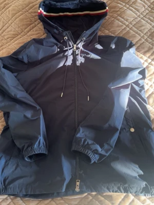 Mörkblå vindjacka från Moncler - Bra skick moncler windbreaker Storlek XL passar även L