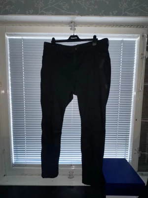 Svarta jeans  - Svarta jeans, köpta från Zalando i märke Zizzi och storlek 52. Helt oanvända. Säljer på grund av att de är för stora för mig.