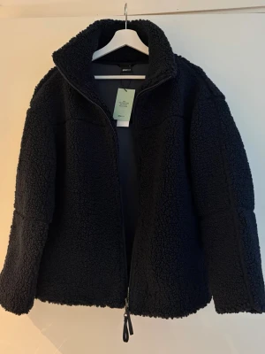 Pile jacka/Teddyjacka - Pile zip jacket/Teddyjacka från Ginatricot. Helt ny, endast provad. Storlek XS i färgen sky captain (marinblå/mörkblå). Jackan har krage och sidofickor. Stängs med dragkedja (tvåvägsdragkedja).