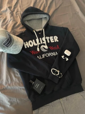 Vintage Hollister hoodie - Riktigt feet Hollister hoodie. Storlek M. Mycket bra skick. Först till kvarn😊
