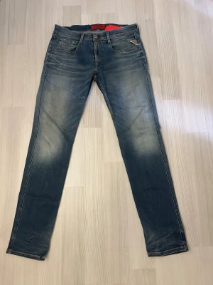 Blå slim fit jeans från Replay. storlek: 33/32 - Snygga blå slim fit jeans från Replay med ett helt nytt skick. Jeansen har en tvättad look och är i modellen anbass (slim). Tveka inte med att höra av dig.